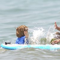 Virginia Troconis juega con sus hijos en aguas de Marbella