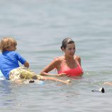 Virginia Troconis se baña en el mar con sus hijos en Marbella