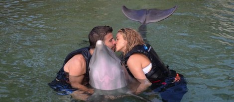 Gerard Piqué y Shakira besándose junto a un delfín