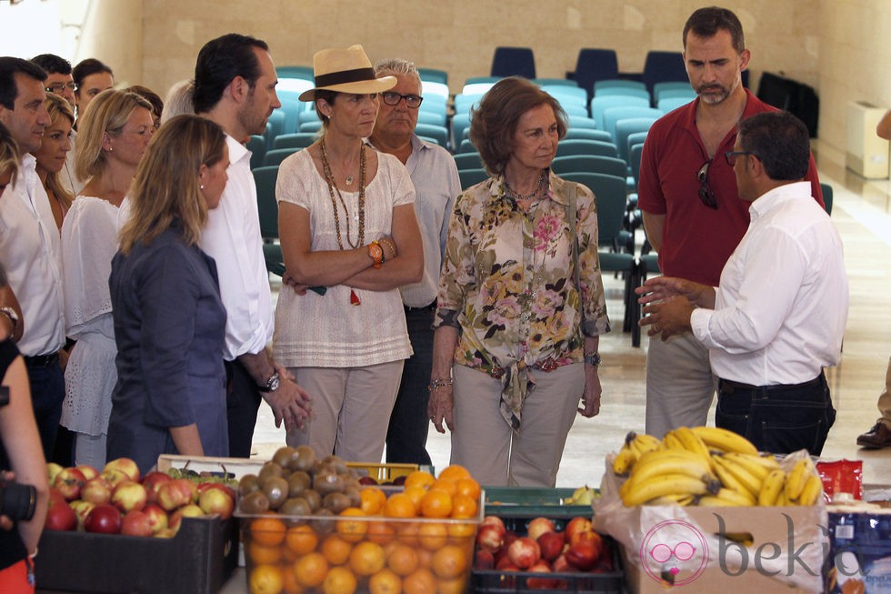 La Reina Sofía, el Príncipe Felipe y la Infanta Elena durante su visita a Andratx