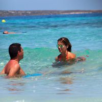 Elena Tablada se baña en el mar con unos amigos en Formentera