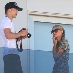 Paris Hilton y River Viiperi en el balcón de su hotel en Ibiza