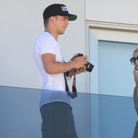 Paris Hilton y River Viiperi en el balcón de su hotel en Ibiza