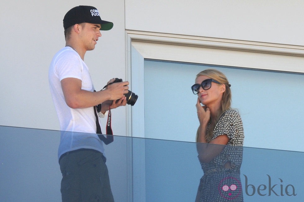 Paris Hilton y River Viiperi en el balcón de su hotel en Ibiza