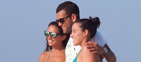 Dani Alves se hace una foto con dos admiradoras en Formentera