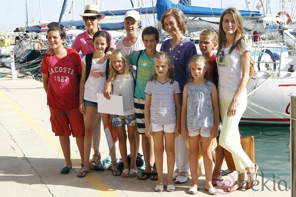 La Reina Sofía, la Princesa Letizia y la Infanta Elena junto a los ocho nietos del Rey