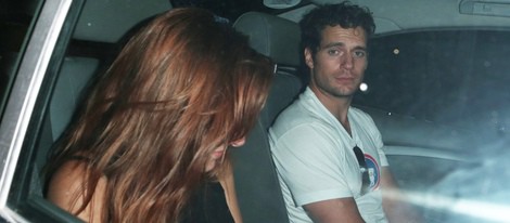 Henry Cavill es pillado en el coche con una chica