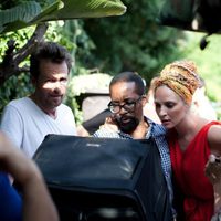 Uma Thurman viendo la sesión de fotos para el calendario de Campari 2014