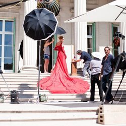 Uma Thurman con un vestido rojo para el calendario de Campari 2014