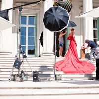 Uma Thurman con un vestido rojo para el calendario de Campari 2014