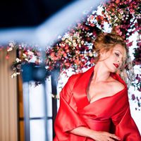 Uma Thurman rodeada de flores para el calendario de Campari 2014