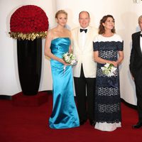 Alberto y Charlene de Mónaco y la Princesa Carolina en el Baile de la Cruz Roja