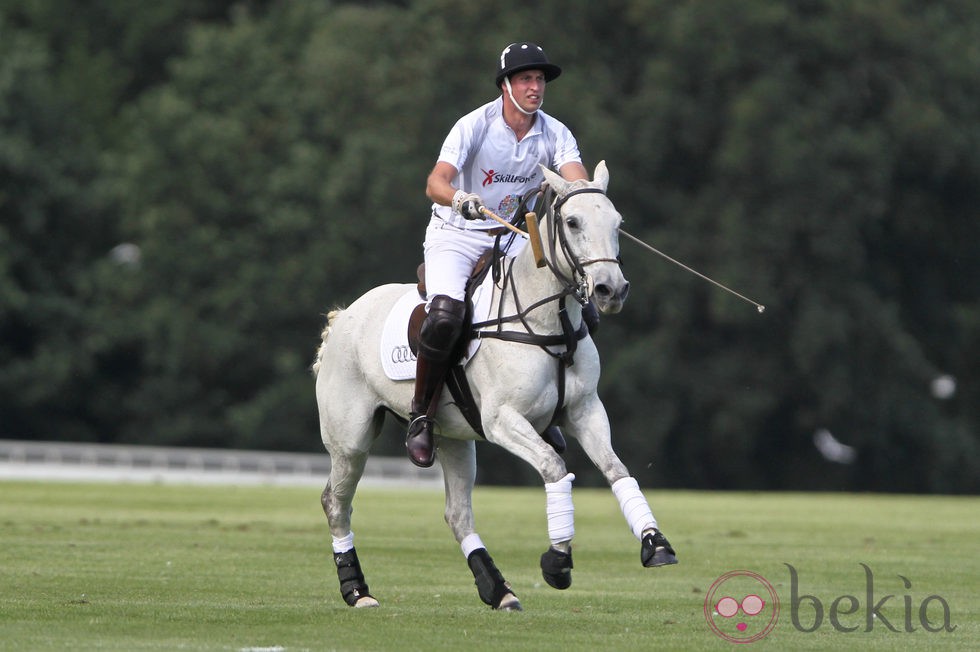 El Príncipe Guillermo disputa un partido de polo en Ascot