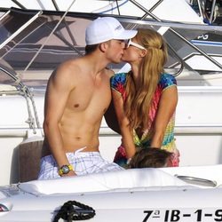 Paris Hilton y River Viiperi besándose durante sus vacaciones románticas en Ibiza