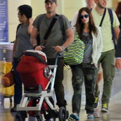 Megan Fox, Brian Austin Green y Noah en el aeropuerto de Los Ángeles