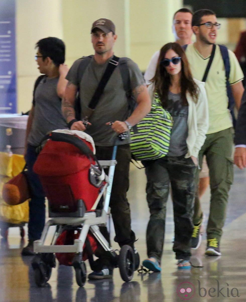 Megan Fox, Brian Austin Green y Noah en el aeropuerto de Los Ángeles