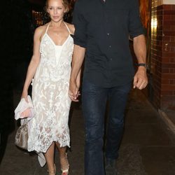 Kylie Minogue y Andrés Velencoso cogidos de la mano por las calles de Londres