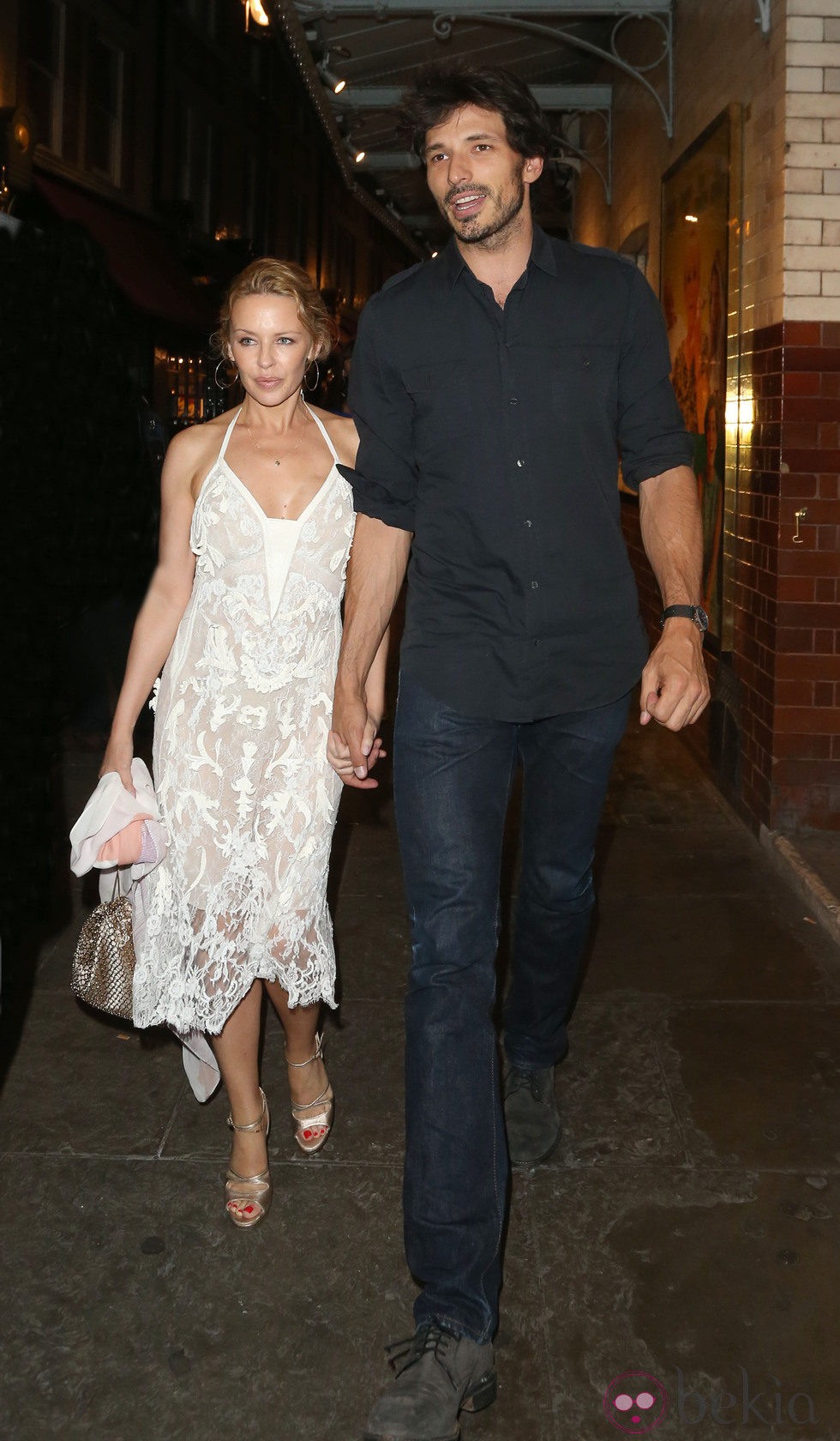 Kylie Minogue y Andrés Velencoso cogidos de la mano por las calles de Londres