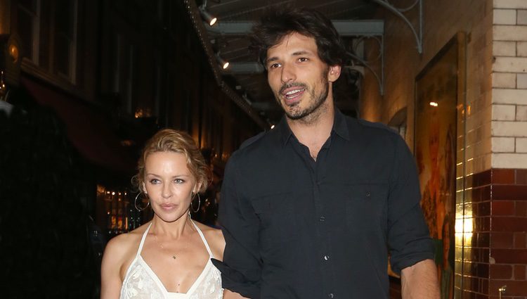 Kylie Minogue y Andrés Velencoso cogidos de la mano por las calles de Londres