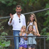 Los Príncipes de Asturias y sus hijas saludan en la Granja de Esporles de Mallorca