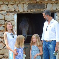 Los Príncipes de Asturias y sus hijas con un caballo en la Granja de Esporles de Mallorca