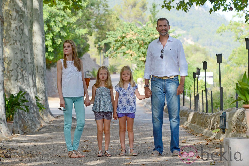 Los Príncipes de Asturias y las Infantas Leonor y Sofía a su llegada a la Granja de Esporles de Mallorca