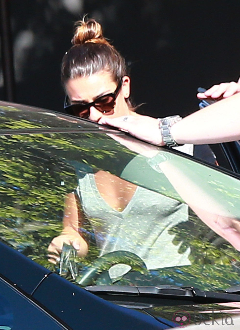 Lea Michele entrando a un coche