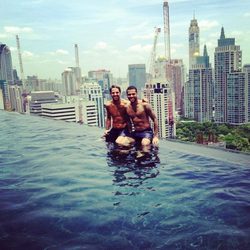 Cesc Fàbregas y Dani Alves con el torso desnudo en una piscina en Bangkok