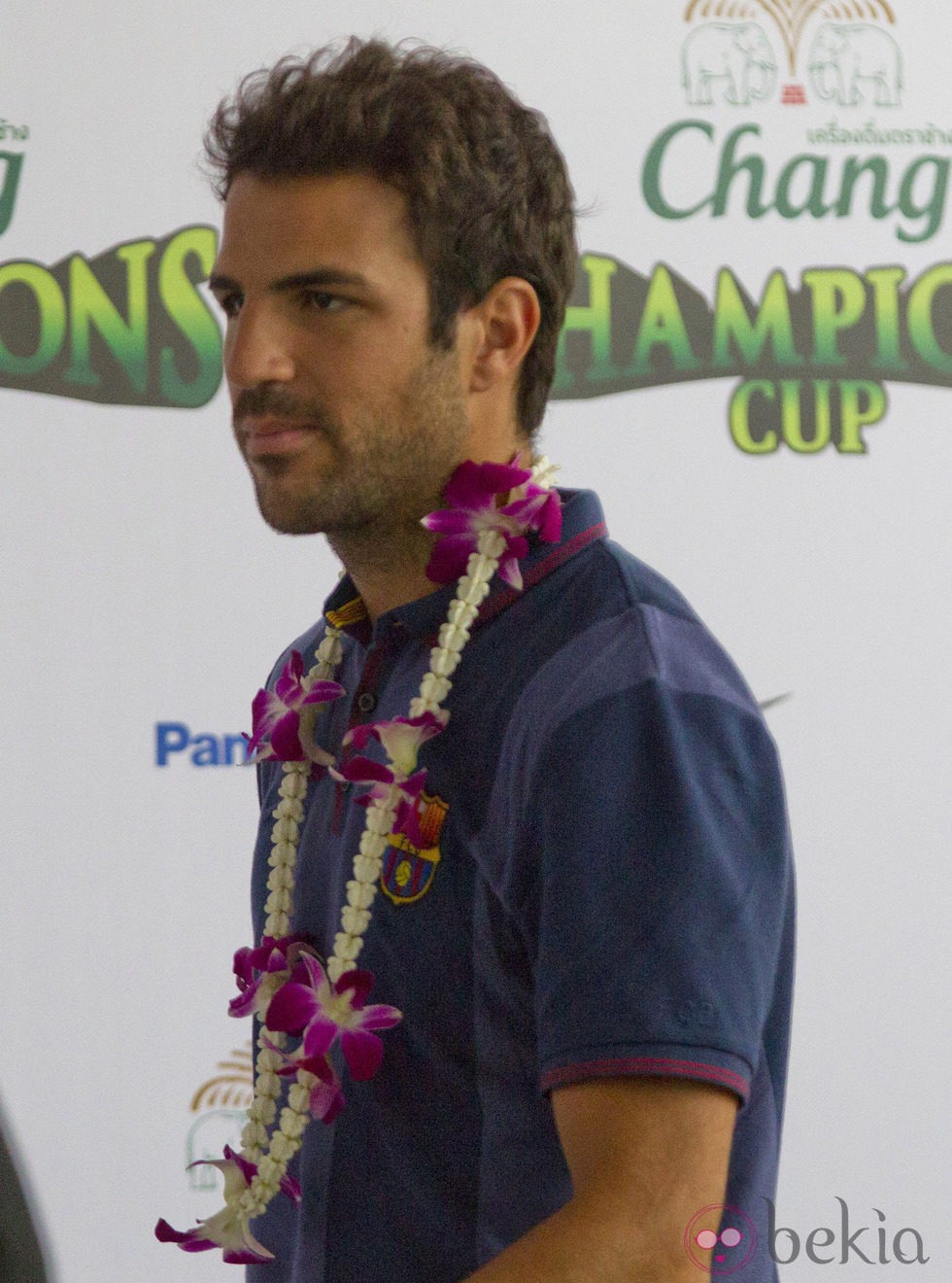 Cesc Fábregas con un collar de flores a su llegada a Tailandia