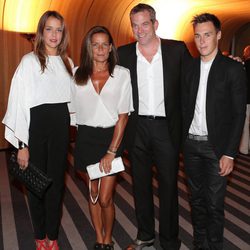 Estefanía de Mónaco, Louis y Pauline Ducruet con el cantante Garou en una gala contra el Sida