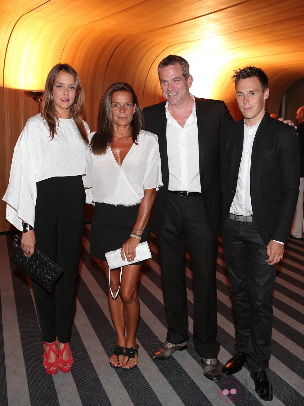 Estefanía de Mónaco, Louis y Pauline Ducruet con el cantante Garou en una gala contra el Sida