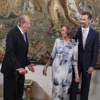 Los Reyes y el Príncipe Felipe en la cena con las autoridades de Baleares