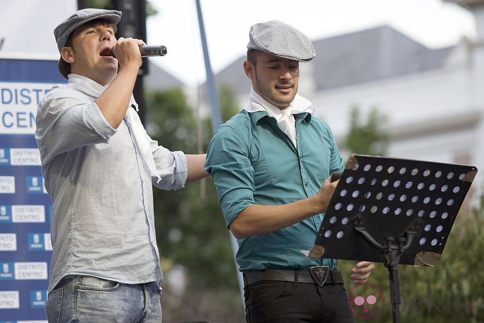 Andy y Lucas dando el pregón de las fiestas de La Paloma, San Lorenzo y San Cayetano de Madrid