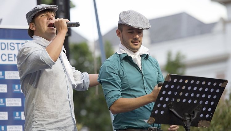 Andy y Lucas dando el pregón de las fiestas de La Paloma, San Lorenzo y San Cayetano de Madrid