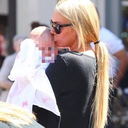 Petra Ecclestone besando cariñosamente a su hija Lavinia en Los Ángeles