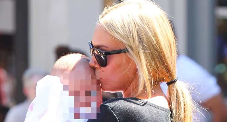 Petra Ecclestone besando cariñosamente a su hija Lavinia en Los Ángeles