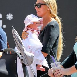 Petra Ecclestone de compras con su hija Lavinia por Los Ángeles