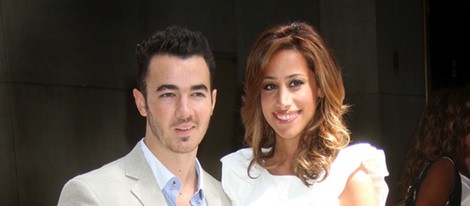 Kevin Jonas posando junto a su mujer Danielle