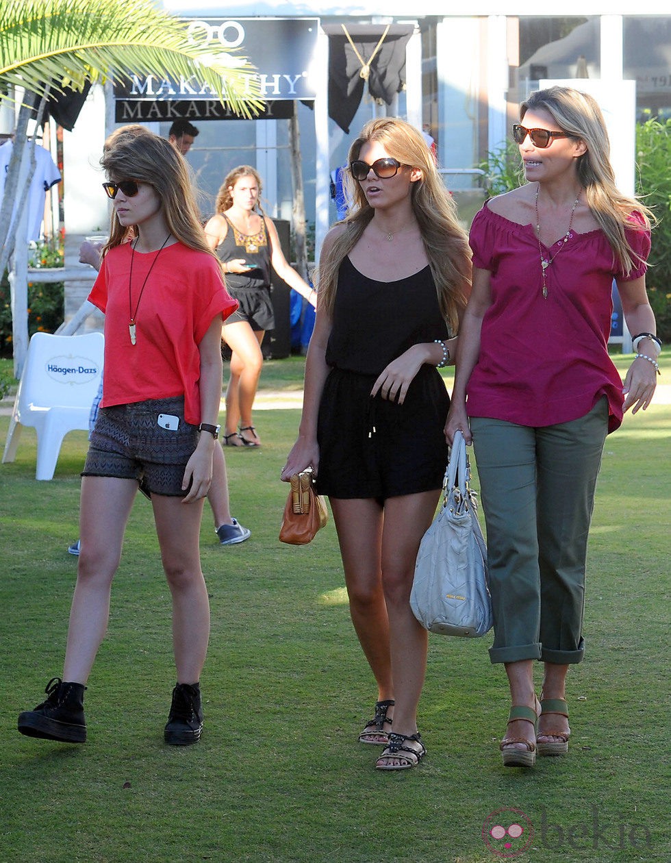 Patricia Rato con sus hijas Isabel y Alejandra en Sotogrande