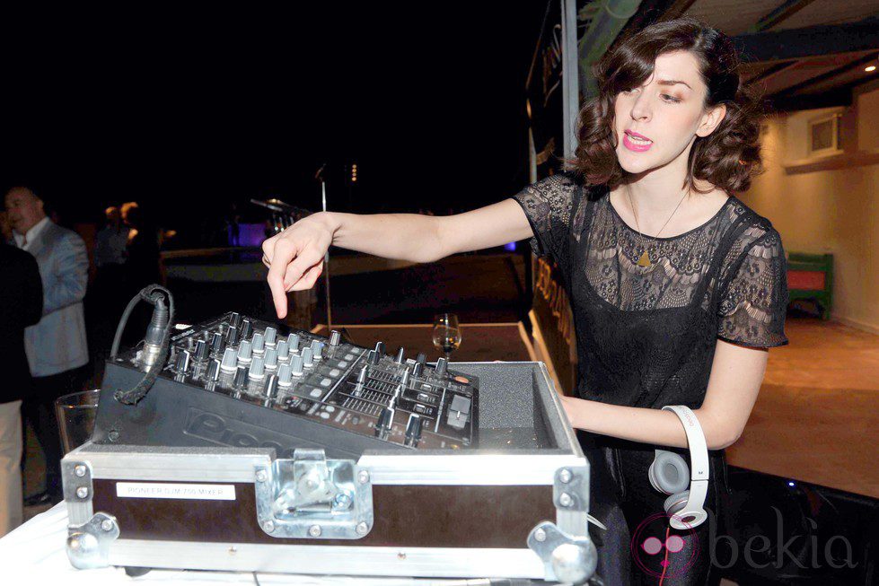 Brianda Fitz-James Stuart ejerció de Dj en la fiesta de aniversario de Sotogrande