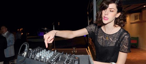 Brianda Fitz-James Stuart ejerció de Dj en la fiesta de aniversario de Sotogrande