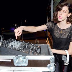 Brianda Fitz-James Stuart ejerció de Dj en la fiesta de aniversario de Sotogrande