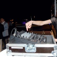 Brianda Fitz-James Stuart ejerció de Dj en la fiesta de aniversario de Sotogrande