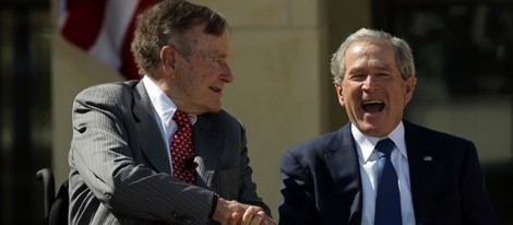 George Bush da la mano a su sonriente hijo George W. Bush