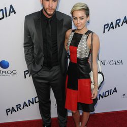 Miley Cyrus y Liam Hemsworth en la premiere de 'Paranoia' en Los Ángeles