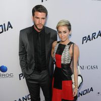 Miley Cyrus y Liam Hemsworth en la premiere de 'Paranoia' en Los Ángeles