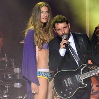 Laura Sánchez sobre la pasarela del desfile 'Cosmic Girls' con David Ascanio cantando