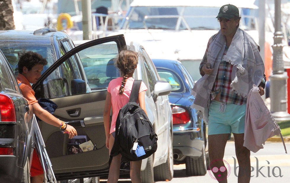 Jaime de Marichalar con sus hijos en Sotogrande