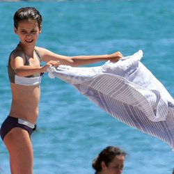 Victoria de Marichalar sacudiendo la toalla en una playa de Sotogrande