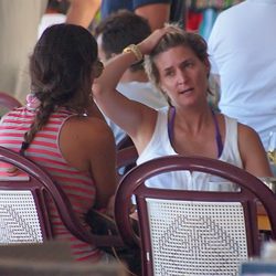 María Zurita tomando algo con una amiga en Formentera